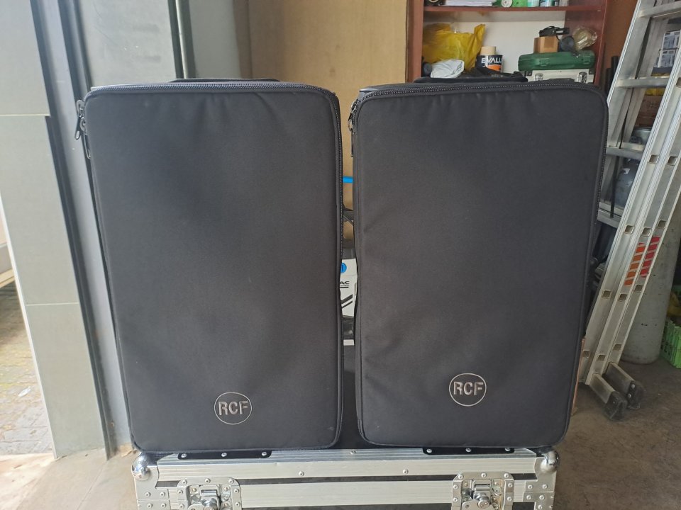 Dos Altavoces Autoamplificados Rcf 910-A Con Fundas Incluidas