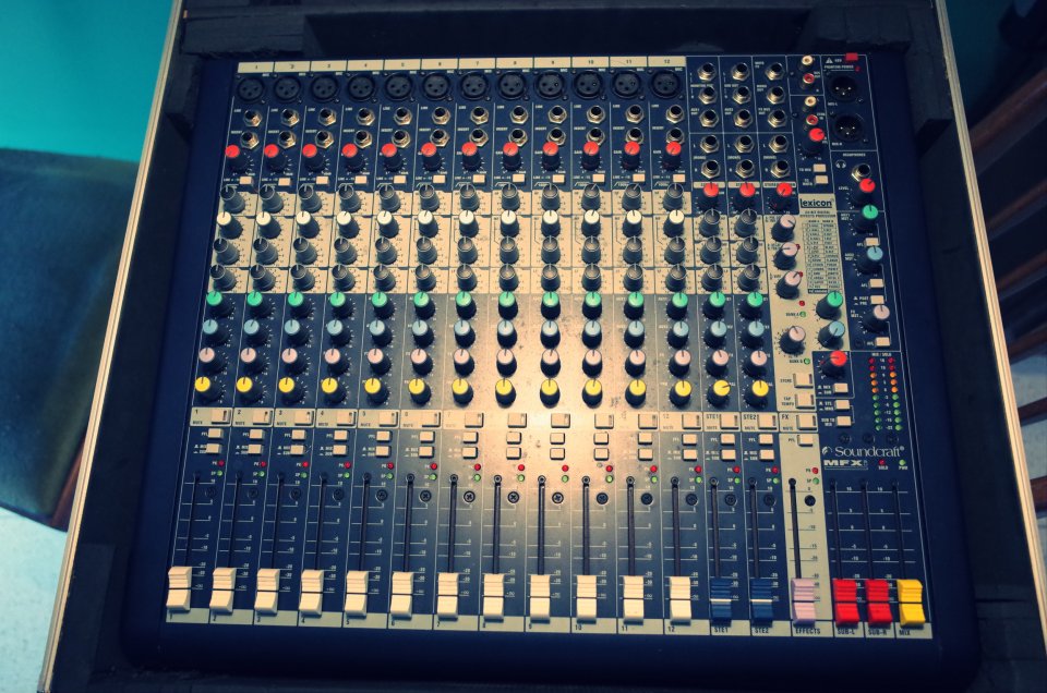 Mesa Soundcraft MFXi con flight case de segunda mano · Foto 2 de 3 · Pontevedra · 270 €