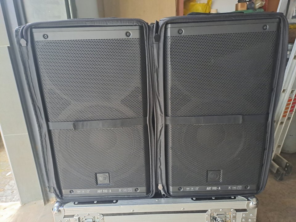 Dos Altavoces Autoamplificados Rcf 910-A Con Fundas Incluidas