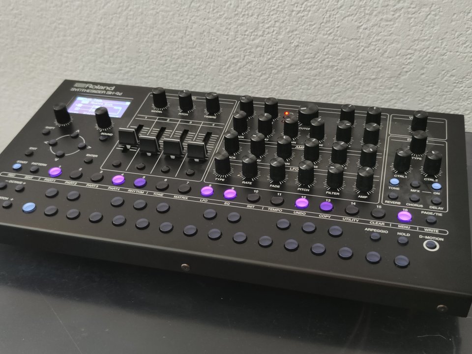 Roland sh4d de segunda mano · Foto 3 de 3 · Almería · 340 €