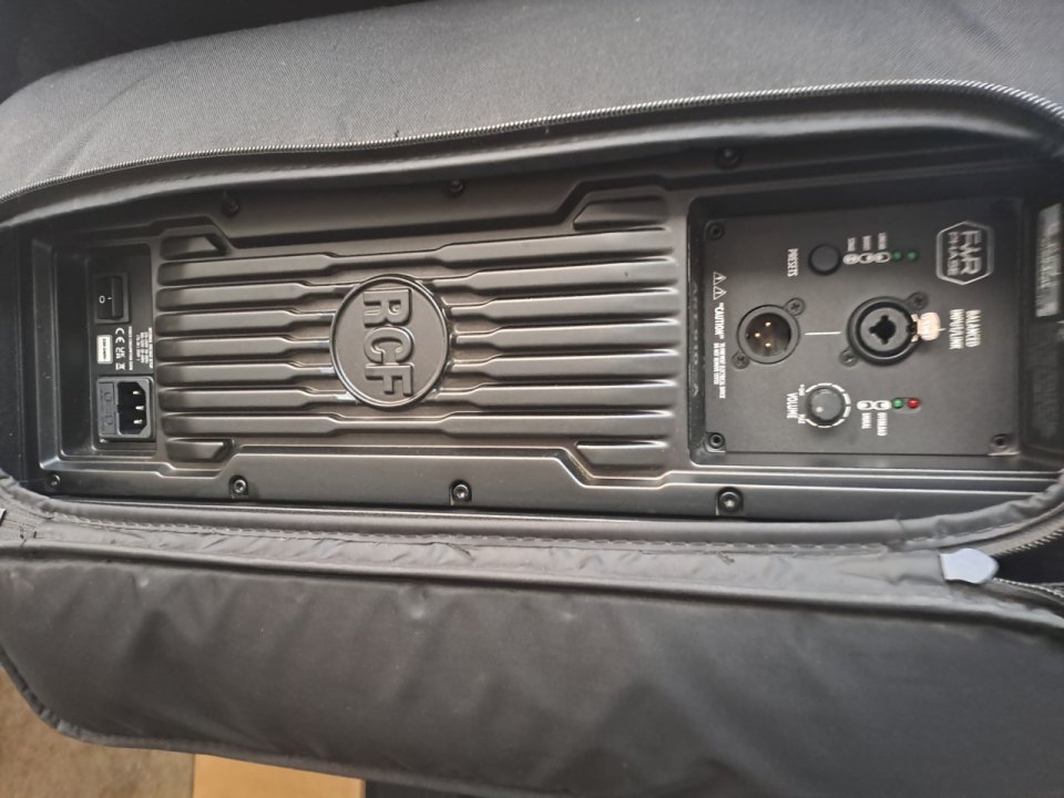 Dos Altavoces Autoamplificados Rcf 910-A Con Fundas Incluidas