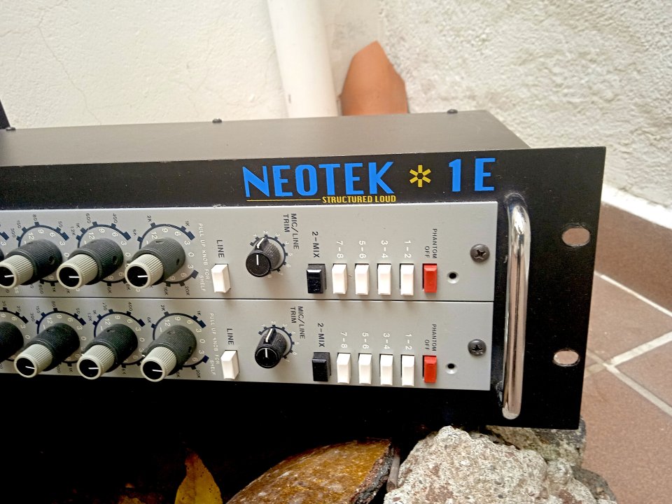 2 Canales de una Neotek Elite 1E, consola fabricada en Chicago, EEUU