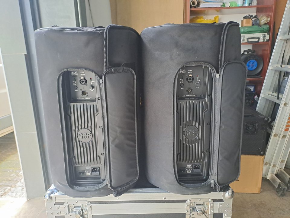 Dos Altavoces Autoamplificados Rcf 910-A Con Fundas Incluidas