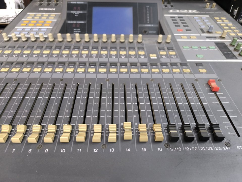 Mesa digital YAMAHA 02R V2 + 2 tarjetas ADAT