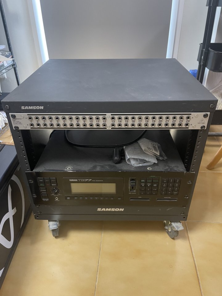 Rack de 8 unidades con patchbay, enchufes y ruedas