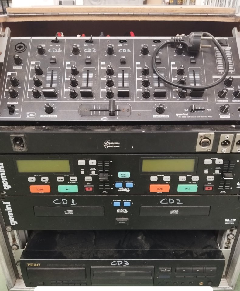 Rack con equipo de sonido incluido de segunda mano · Foto 2 de 2 · Zaragoza · 300 €