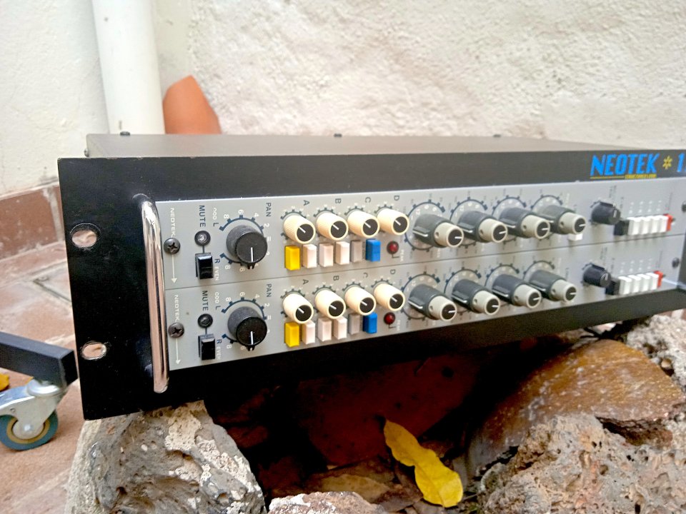 2 Canales de una Neotek1E, consola fabricada en Chicago, EEUU, Superprecio!