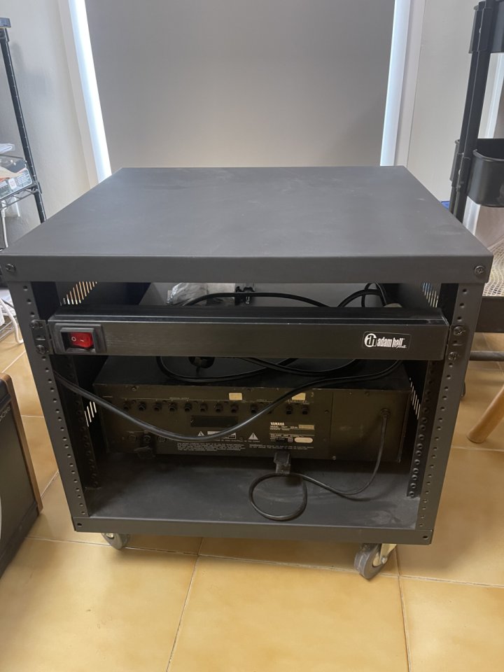 Rack de 8 unidades con patchbay, enchufes y ruedas