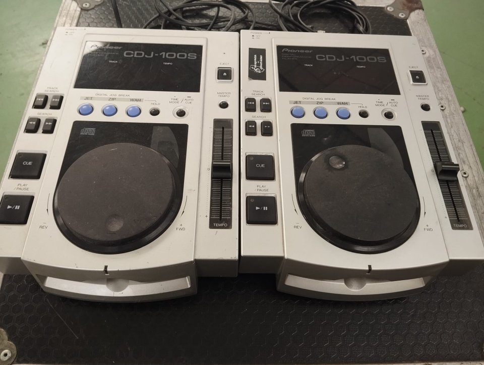 Pareja de Cdjs de segunda mano · Zaragoza · 90 €