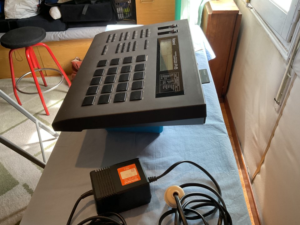 ROLAND R8 Human Rhythm Composer de segunda mano · Foto 1 de 3 · Madrid · 350 €