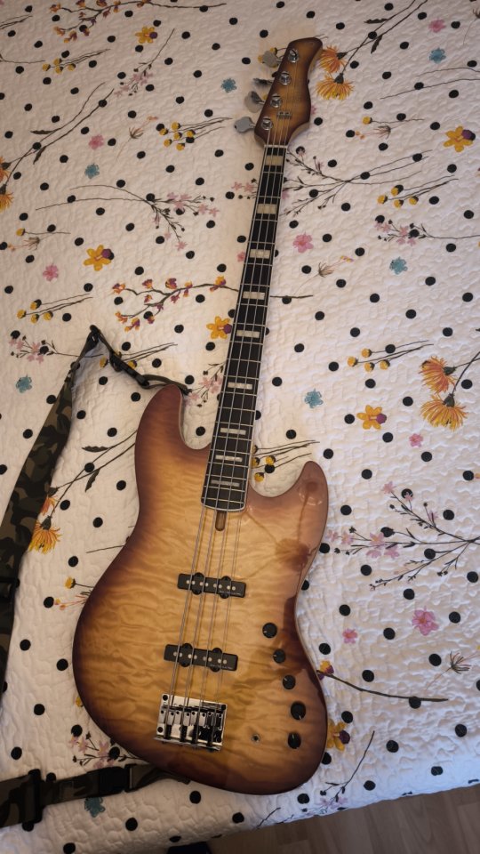 Sire Marcus Miller V9 Alder 4 BRS 2nd Gen más funda.