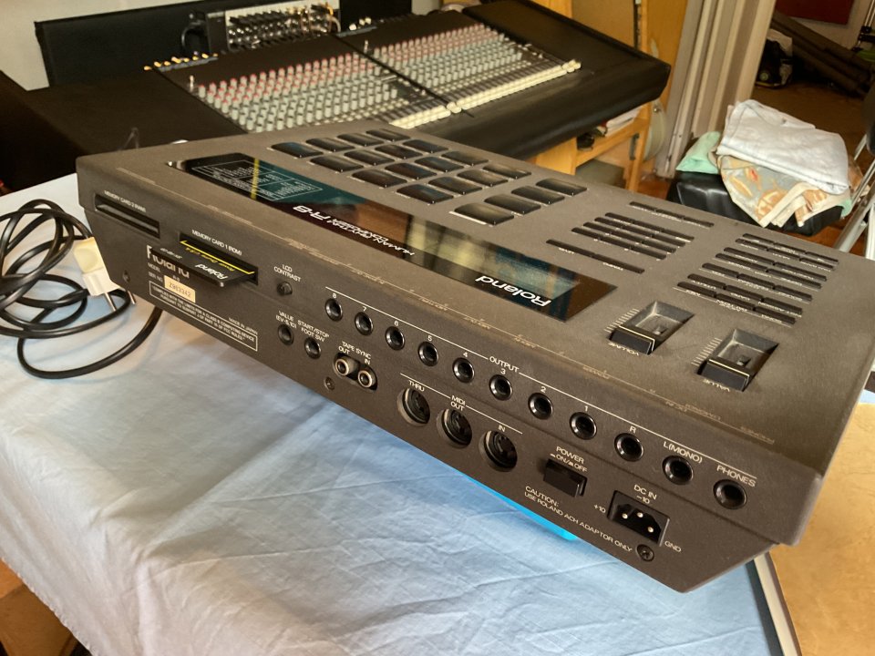 ROLAND R8 Human Rhythm Composer de segunda mano · Foto 2 de 3 · Madrid · 350 €