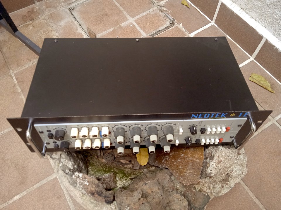 2 Canales de una Neotek1E, consola fabricada en Chicago, EEUU, Superprecio!