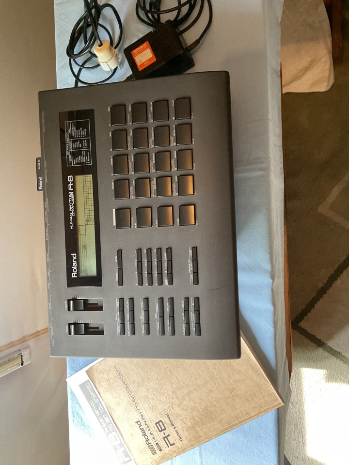 ROLAND R8 Human Rhythm Composer de segunda mano · Foto 3 de 3 · Madrid · 350 €