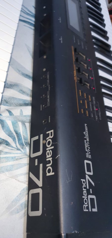 Dos sintetizadores Roland D-70