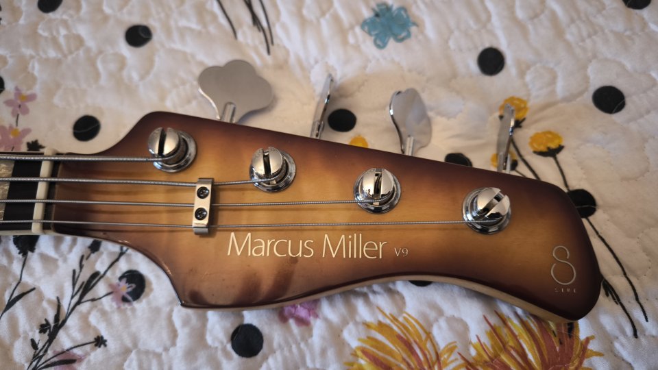 Sire Marcus Miller V9 Alder 4 BRS 2nd Gen más funda.