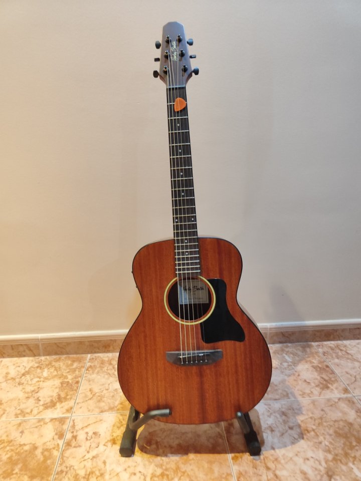 Guitarra acústica compacta Harley Benton Travel-E de segunda mano · Foto 1 de 3 · A Coruña · 80 €