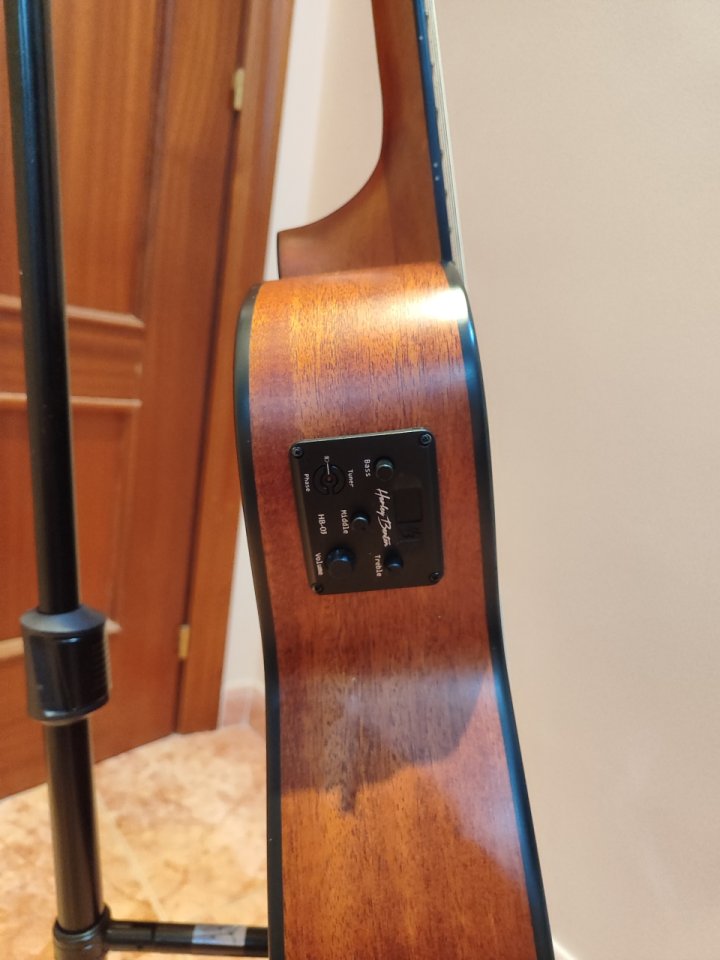 Guitarra acústica compacta Harley Benton Travel-E de segunda mano · Foto 2 de 3 · A Coruña · 80 €