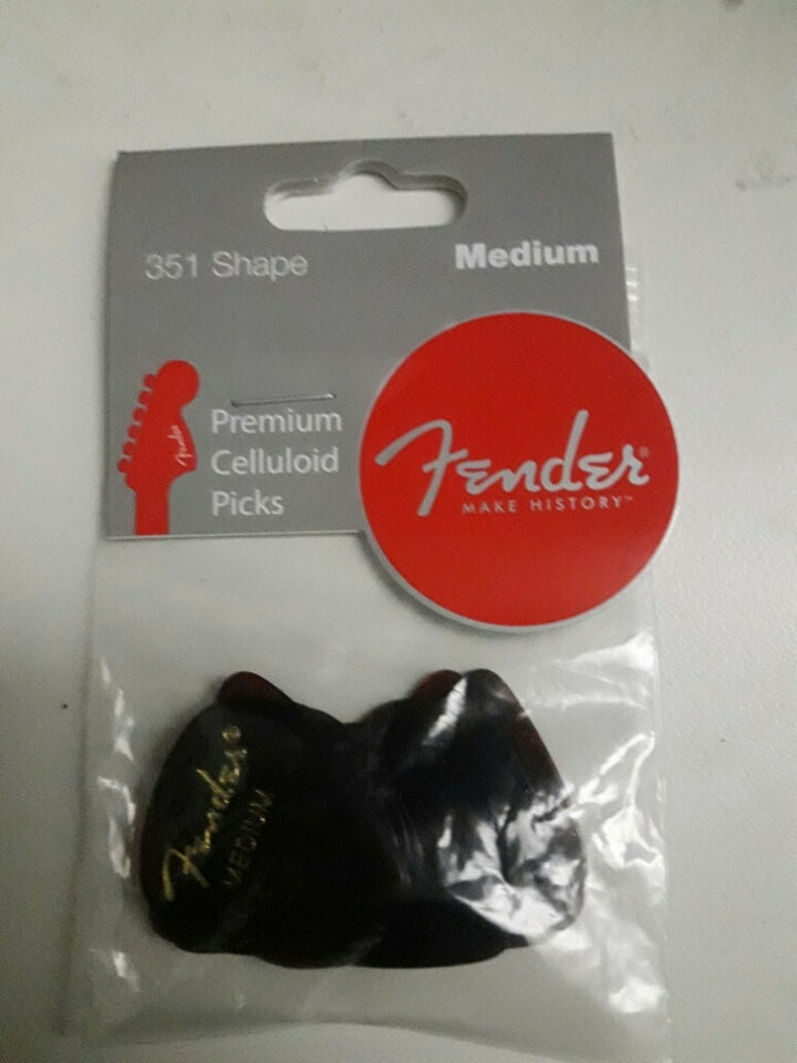 12 púas Fender Medium 351 Shape Classic Celluloid Picks a estrenar