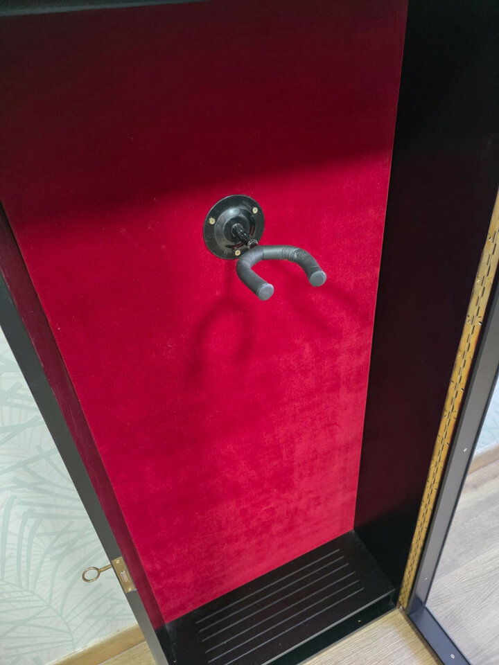 Vitrina para guitarra. Nueva.