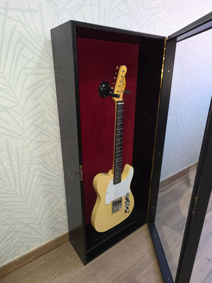 Vitrina para guitarra. Nueva.