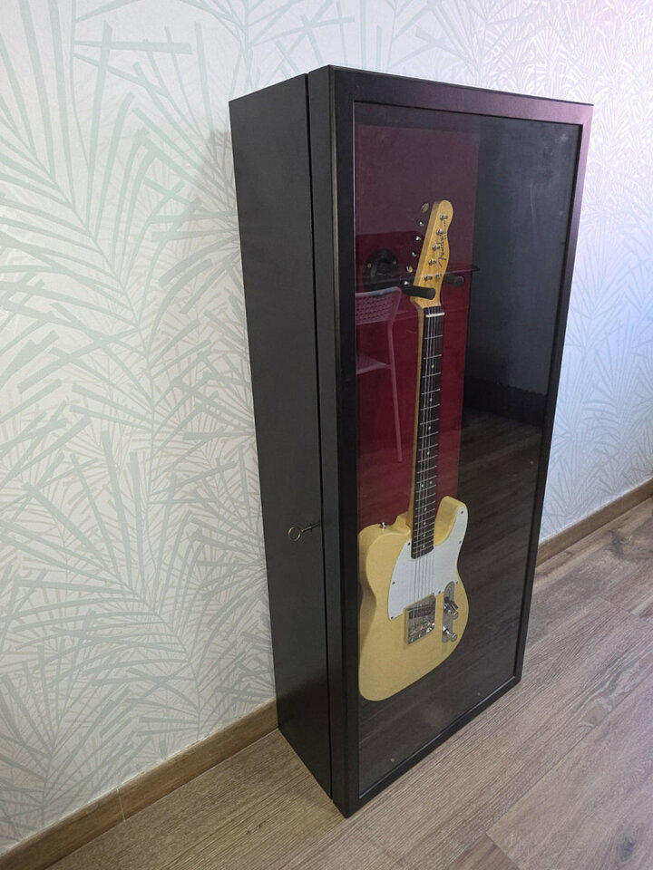 Vitrina para guitarra. Nueva.