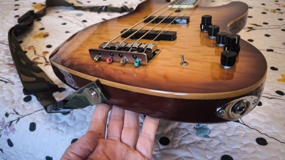 Sire Marcus Miller V9 Alder 4 BRS 2nd Gen más funda.