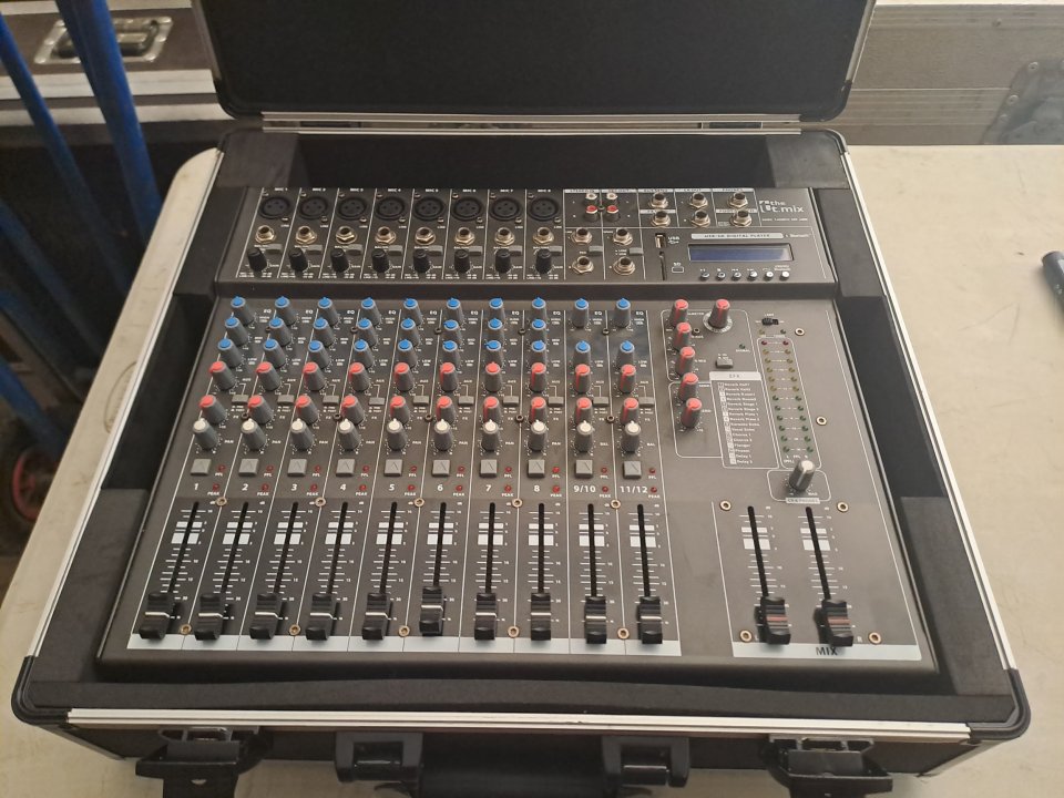 Mesa Mezclas Thomann The Mix FX 1402 + Flightcase