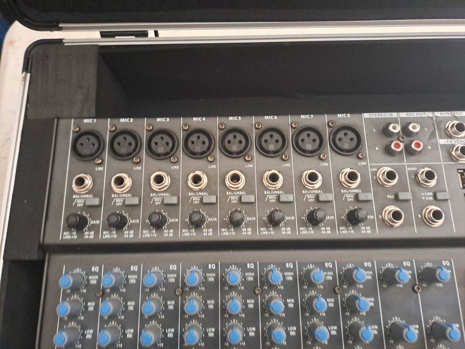 Mesa Mezclas Thomann The Mix FX 1402 + Flightcase