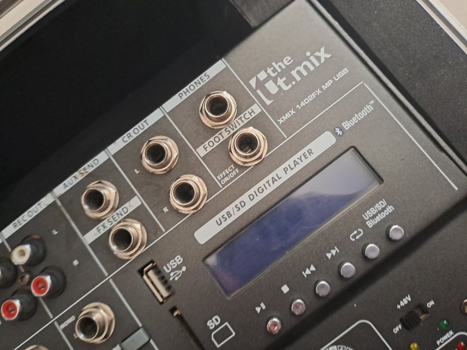 Mesa Mezclas Thomann The Mix FX 1402 + Flightcase