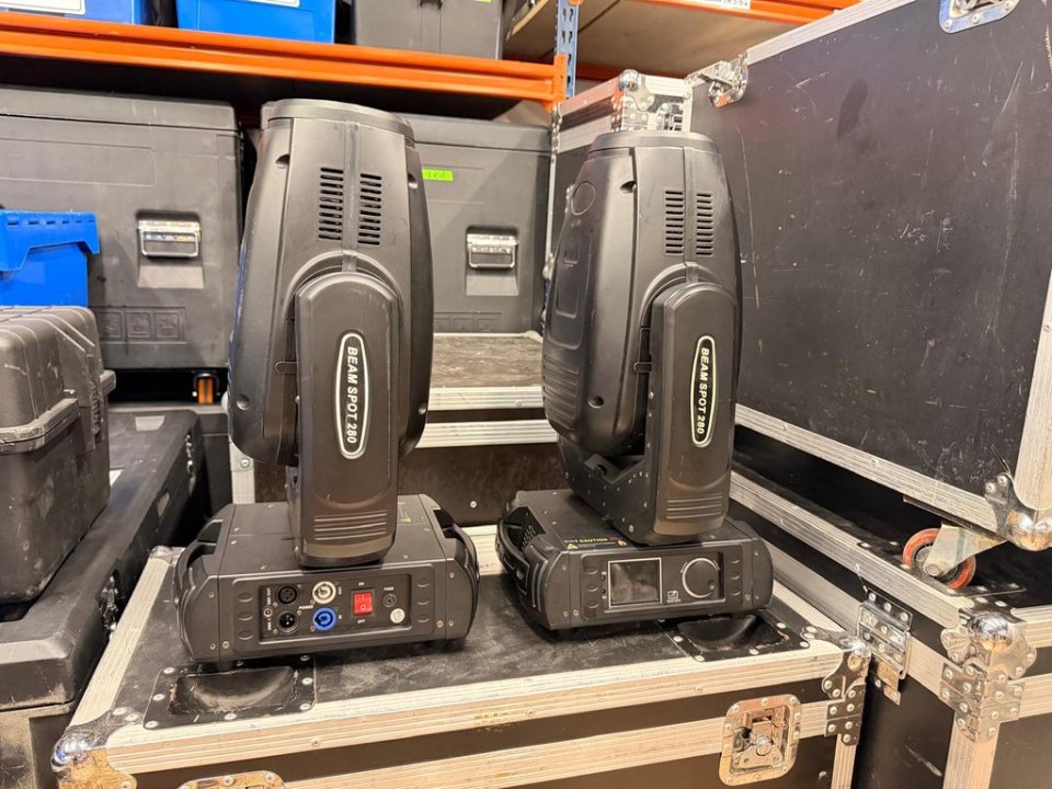 Lote 8 cabezas móviles Beam 280 10R + flight cases de segunda mano · Foto 1 de 4 · Alicante · 1750 €