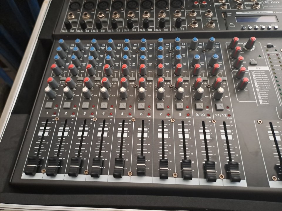 Mesa Mezclas Thomann The Mix FX 1402 + Flightcase