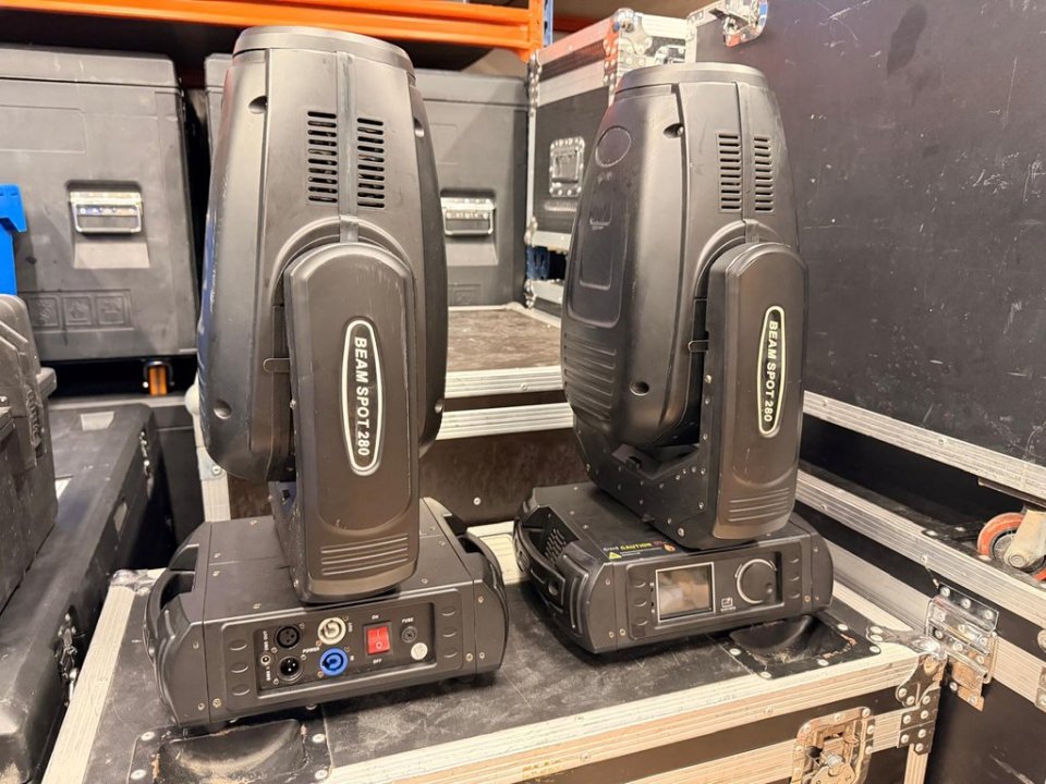 Lote 8 cabezas móviles Beam 280 10R + flight cases de segunda mano · Foto 2 de 4 · Alicante · 1750 €
