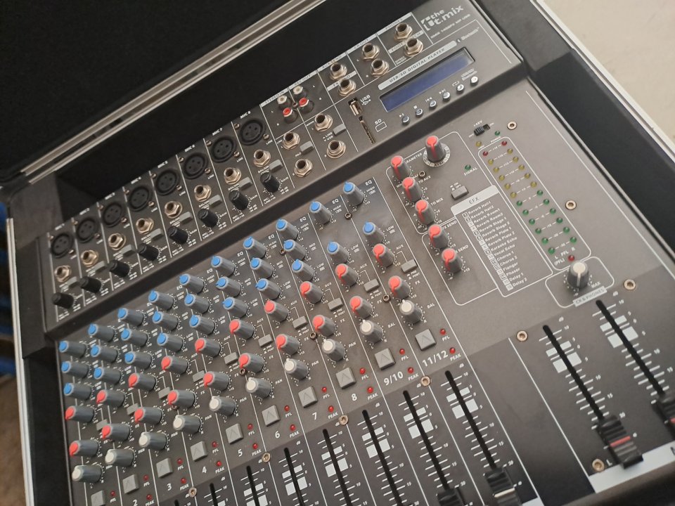 Mesa Mezclas Thomann The Mix FX 1402 + Flightcase