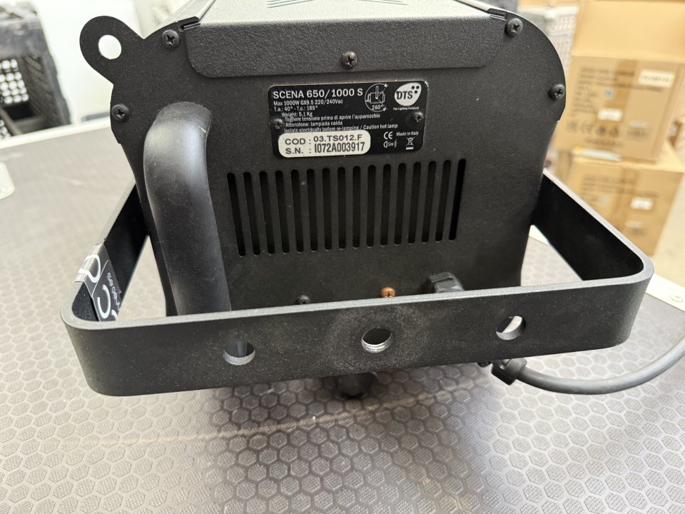 Foco Fresnel DTS Scena 1000w de segunda mano · Foto 2 de 3 · Ciudad Real · 35 €