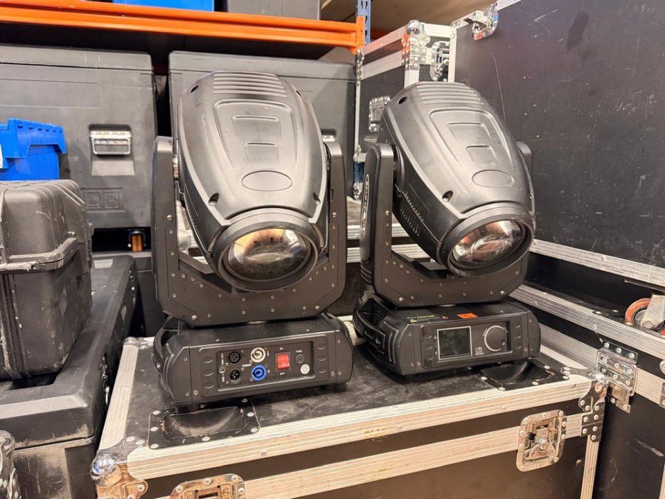 Lote 8 cabezas móviles Beam 280 10R + flight cases de segunda mano · Foto 3 de 4 · Alicante · 1750 €