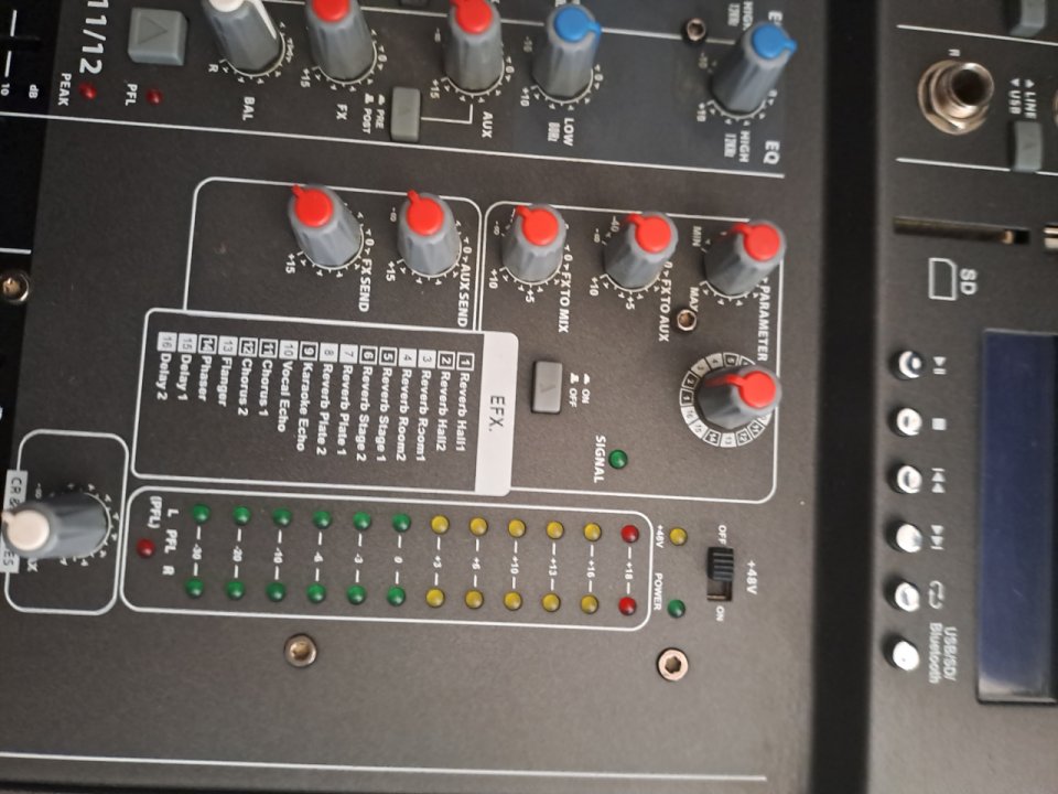 Mesa Mezclas Thomann The Mix FX 1402 + Flightcase