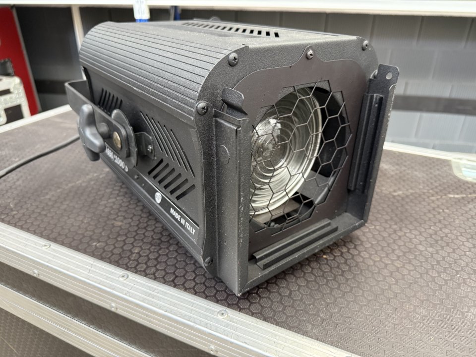 Foco Fresnel DTS Scena 1000w de segunda mano · Foto 1 de 3 · Ciudad Real · 35 €