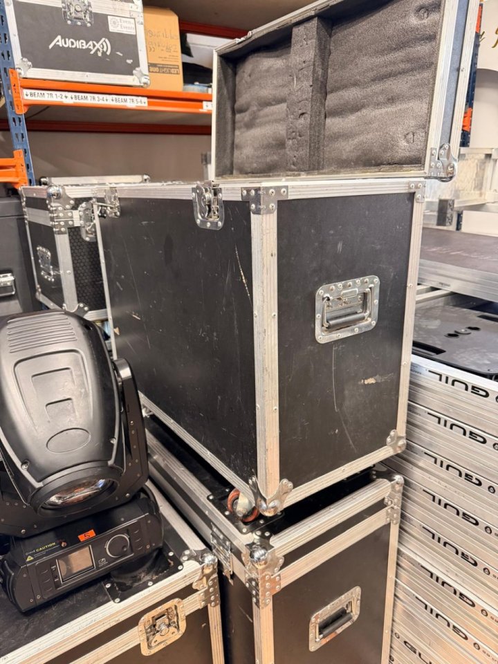 Lote 8 cabezas móviles Beam 280 10R + flight cases de segunda mano · Foto 4 de 4 · Alicante · 1750 €