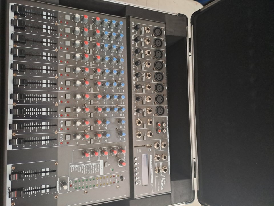 Mesa Mezclas Thomann The Mix FX 1402 + Flightcase