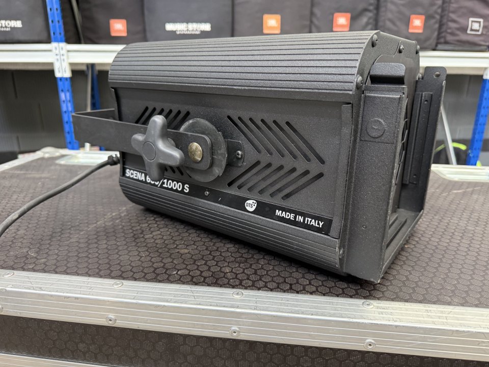 Foco Fresnel DTS Scena 1000w de segunda mano · Foto 3 de 3 · Ciudad Real · 35 €