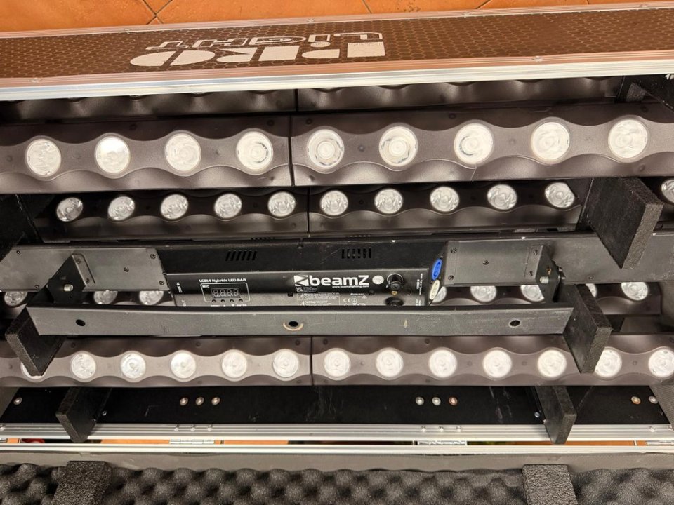 Lote 6 barras LED BeamZ LCB14 con flight case de segunda mano · Foto 2 de 3 · Alicante · 600 €