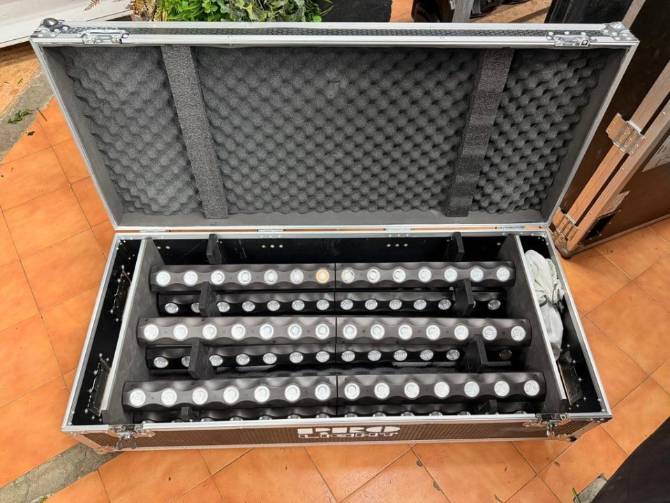 Lote 6 barras LED BeamZ LCB14 con flight case de segunda mano · Foto 1 de 3 · Alicante · 600 €