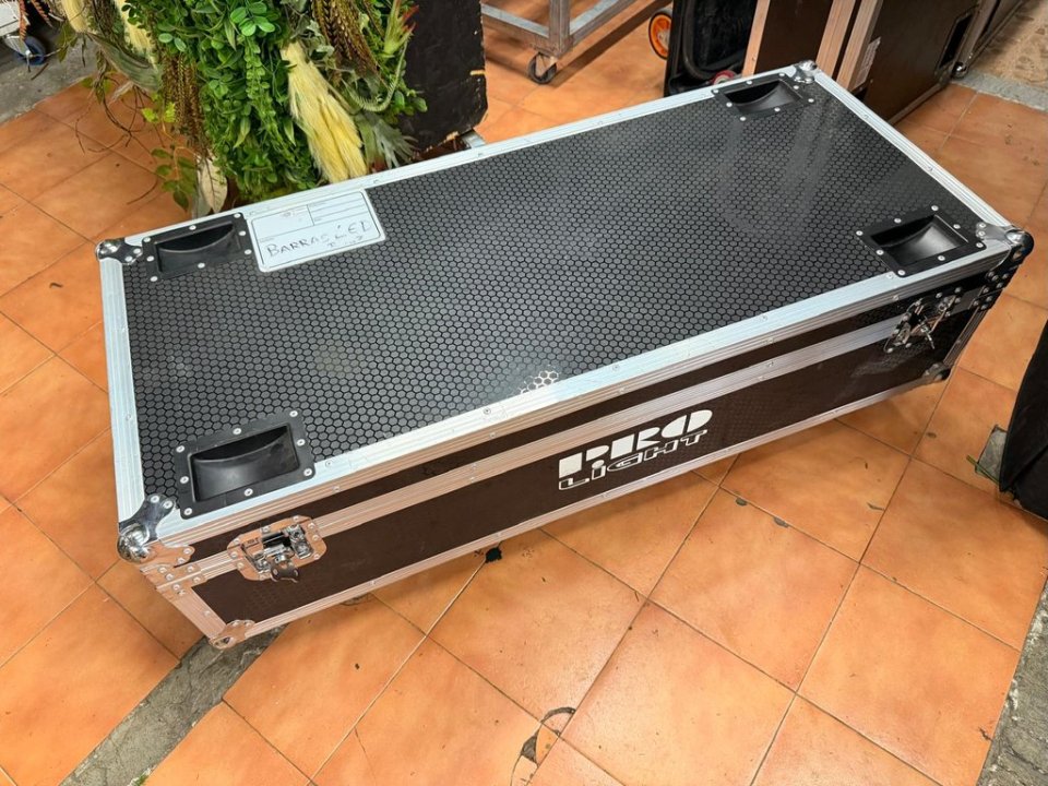 Lote 6 barras LED BeamZ LCB14 con flight case de segunda mano · Foto 3 de 3 · Alicante · 600 €