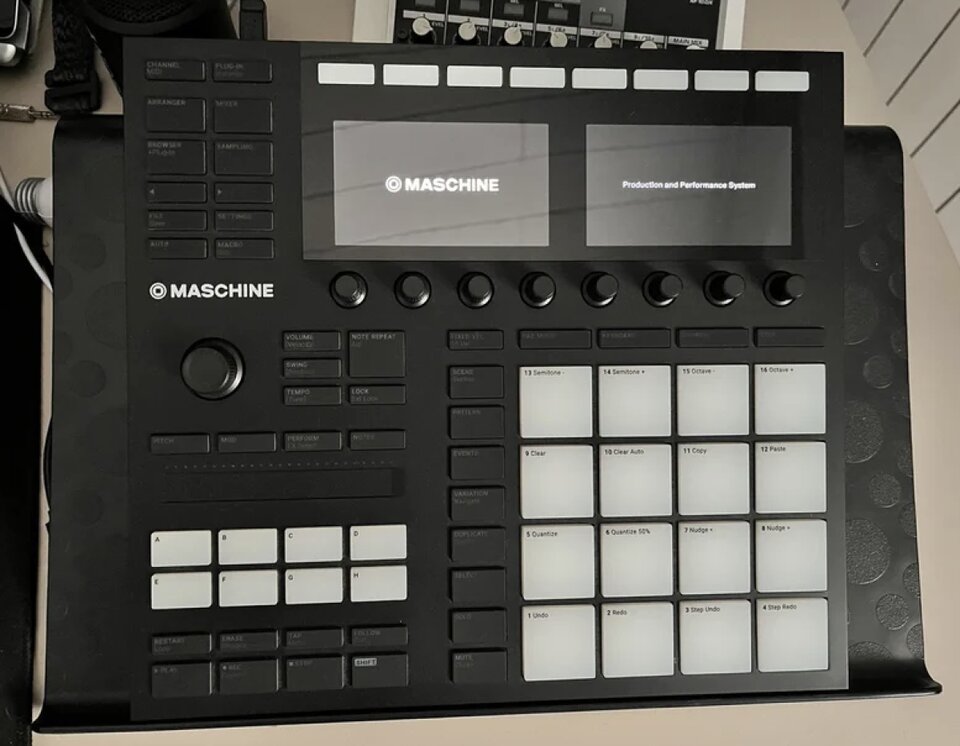 Native Instruments Maschine MK3 de segunda mano · Foto 2 de 2 · Valladolid · 315 €