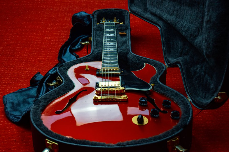 Gibson ES-137 Custom – Candy Apple Red (2011)
