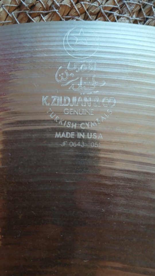 Plat Zildjian Sound Lab de 22". Un plat especial. Una mena de Crash Ride.