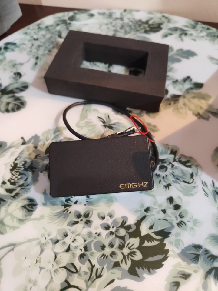 EMG-HZ H4A negra de segunda mano · Foto 1 de 2 · A Coruña · 45 €