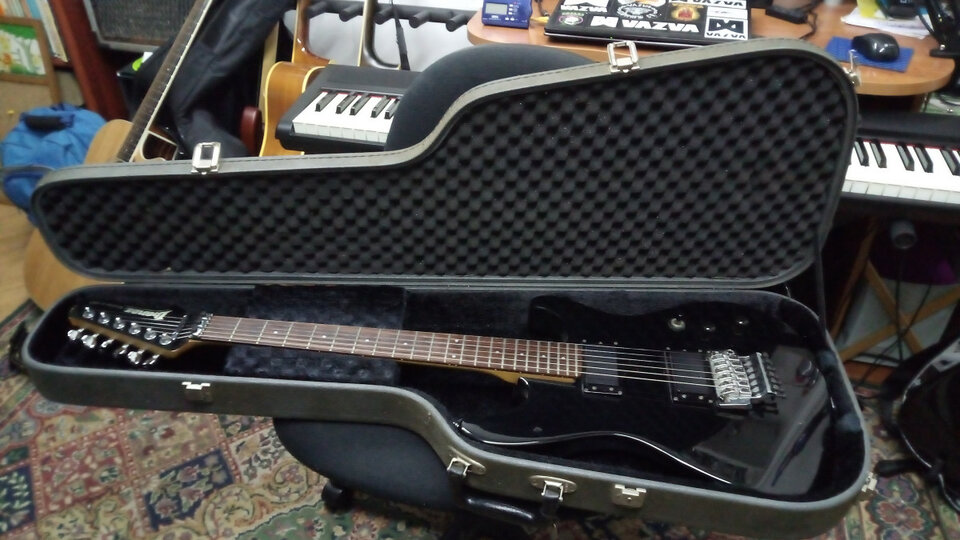 Guitarra electrica Ibanez + Ampli Line 6 de segunda mano · Foto 5 de 10 · A Coruña · 550 €