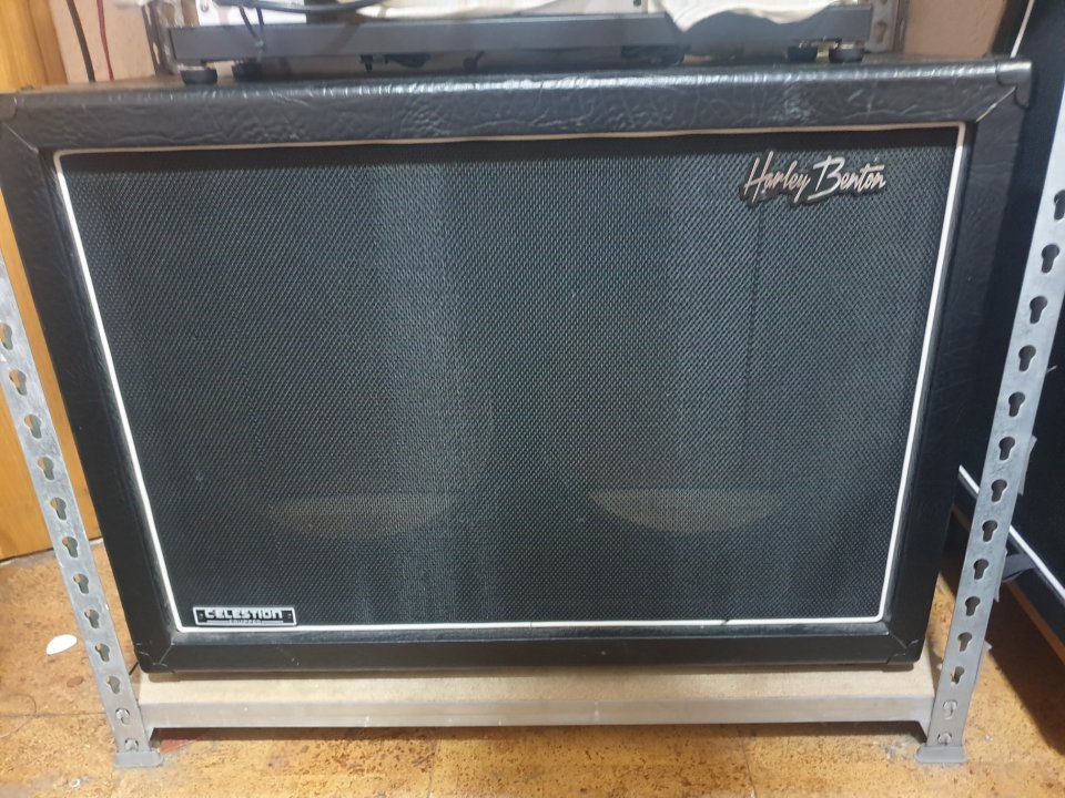 Pantalla Harley Benton 2x12 vacía, en muy buen estado. de segunda mano · Barcelona · 90 €